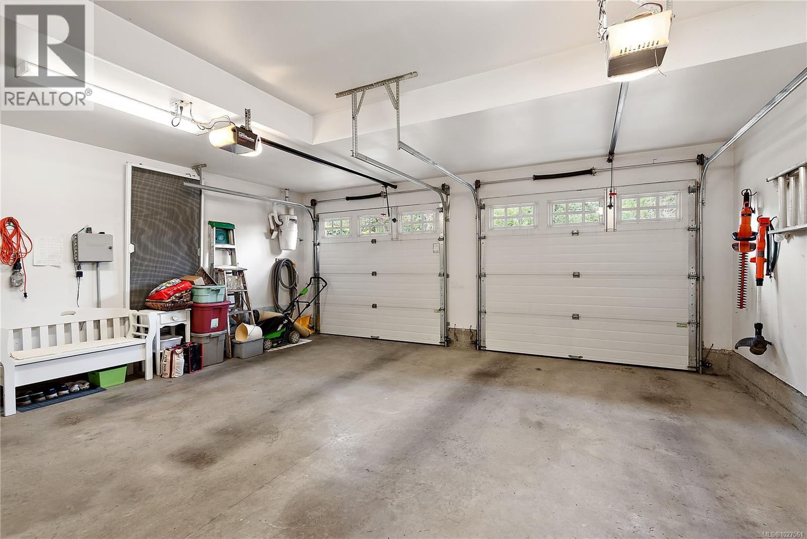 10953 Madrona Dr, North Saanich