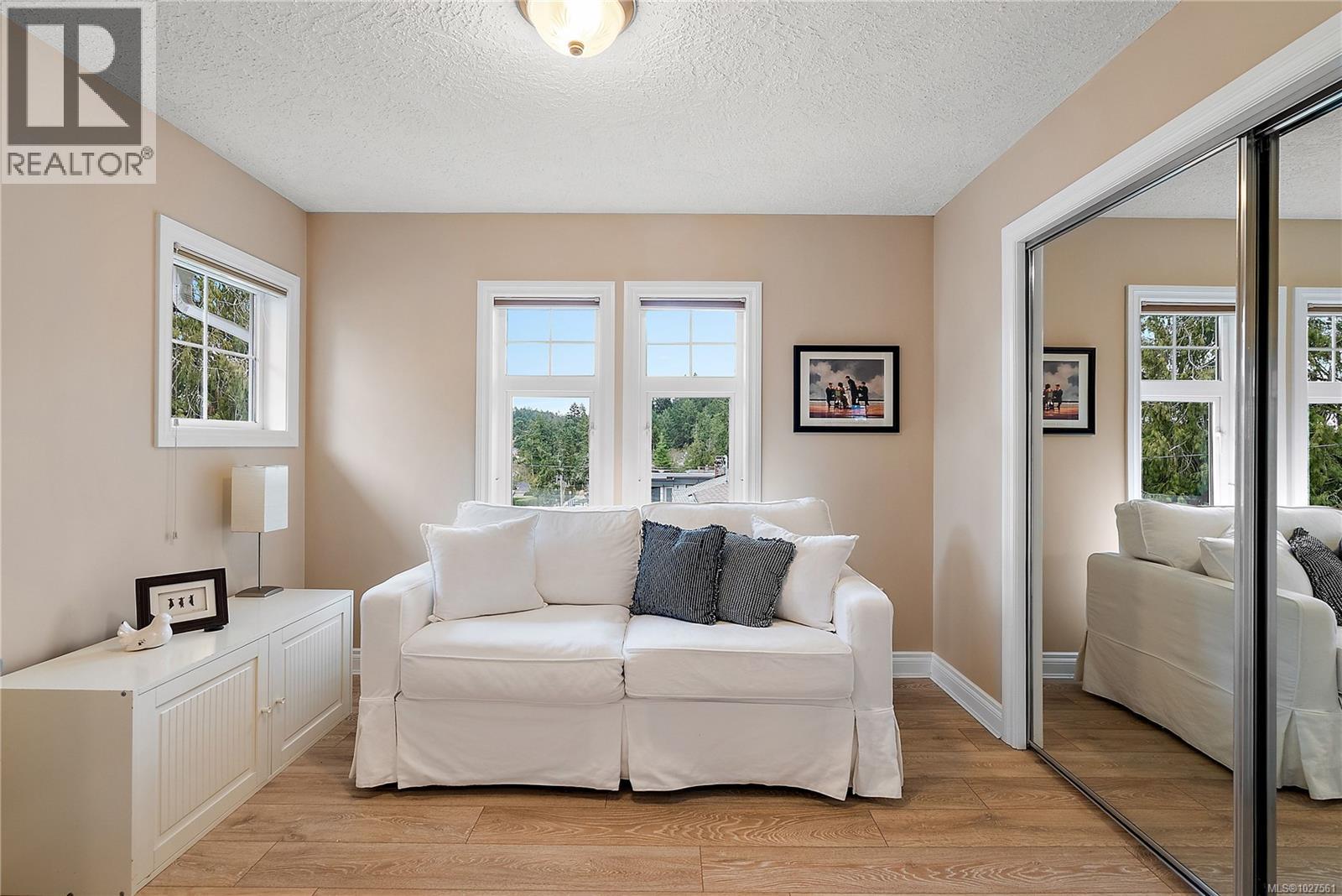 10953 Madrona Dr, North Saanich