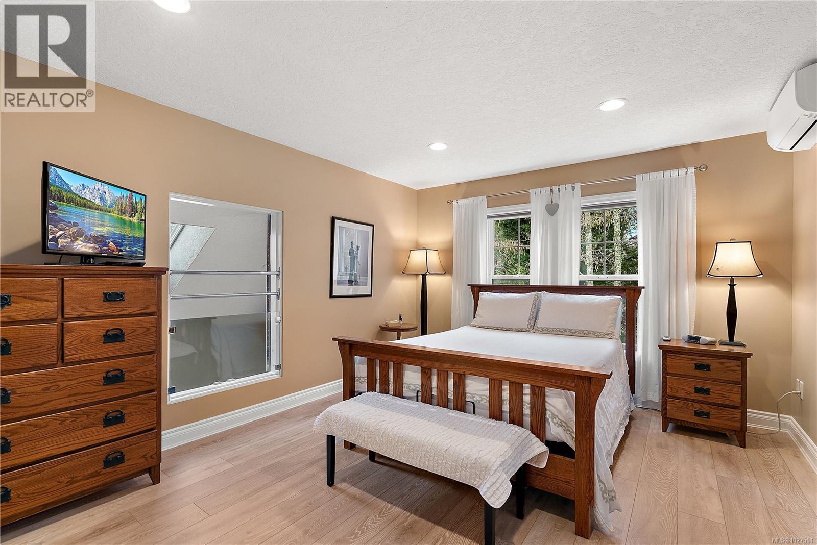 10953 Madrona Dr, North Saanich