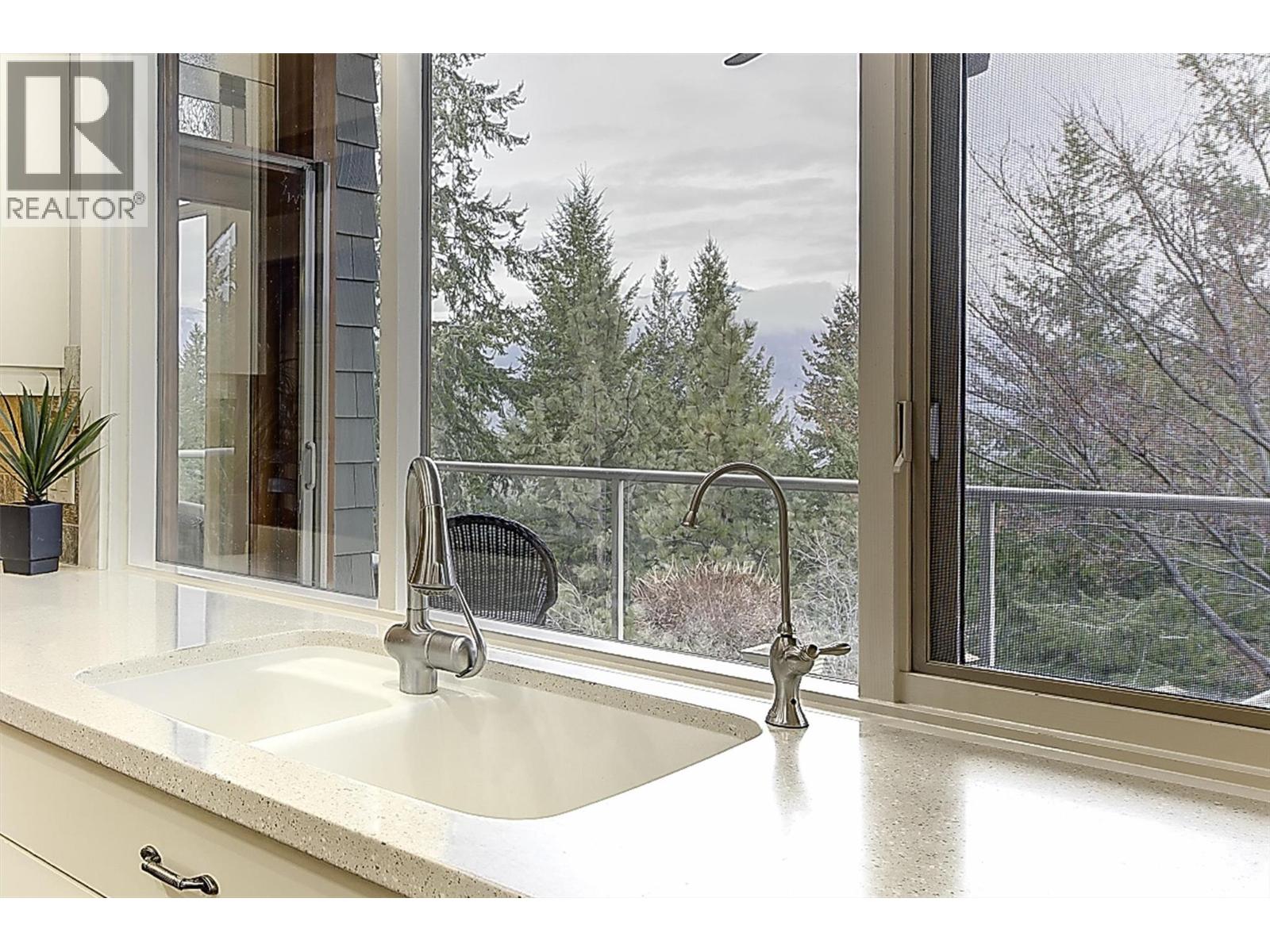  274 Knightsbridge Way, Kelowna