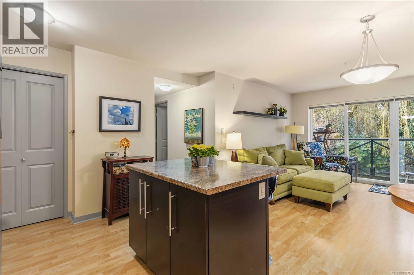 207 1618 North Dairy Road, Saanich