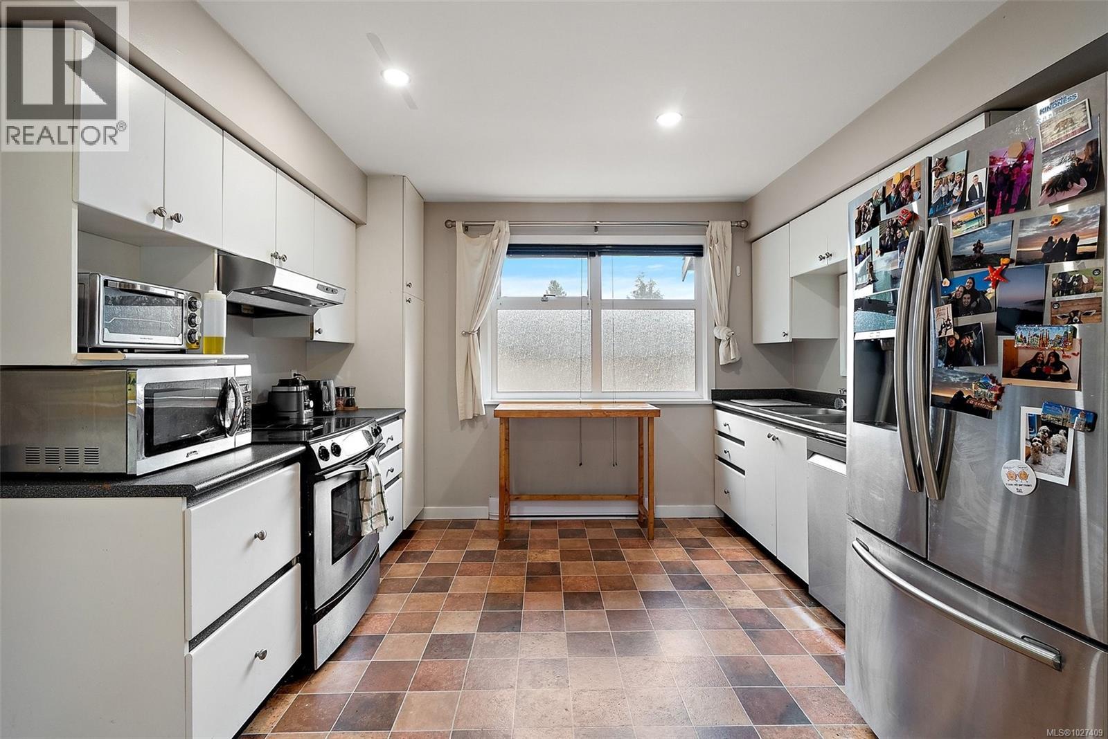  2183 Foul Bay Road, Oak Bay