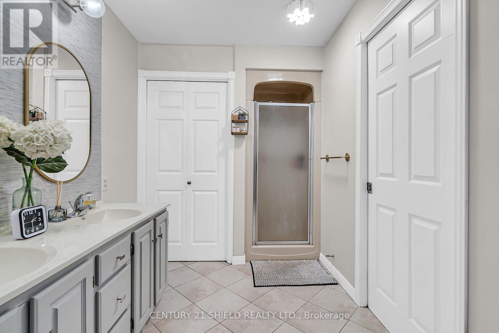 5-pc bathroom with laundry in closet