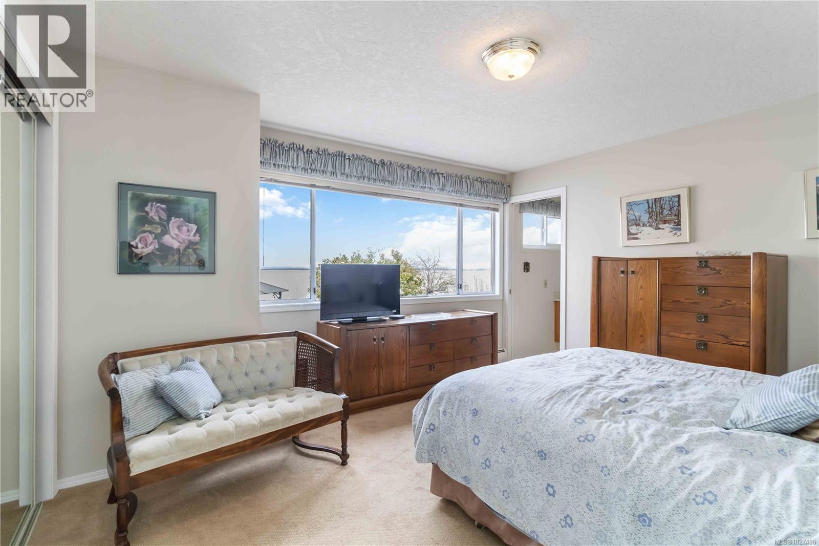  8503 Lochside Drive, North Saanich