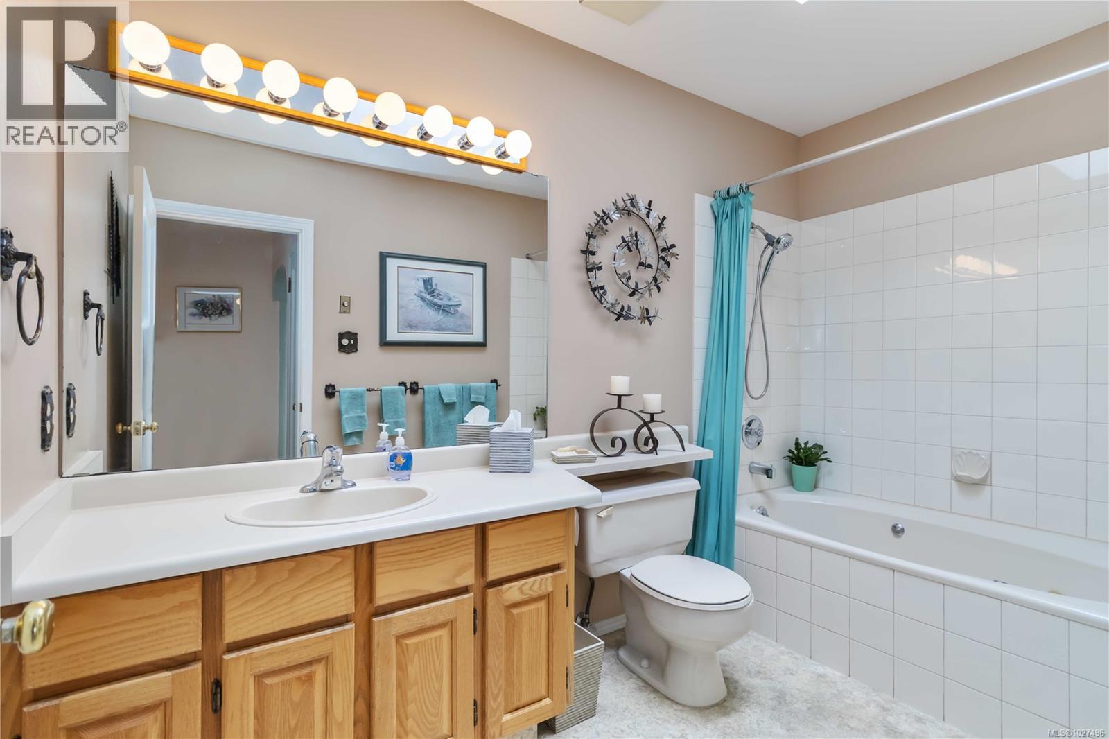  8503 Lochside Drive, North Saanich