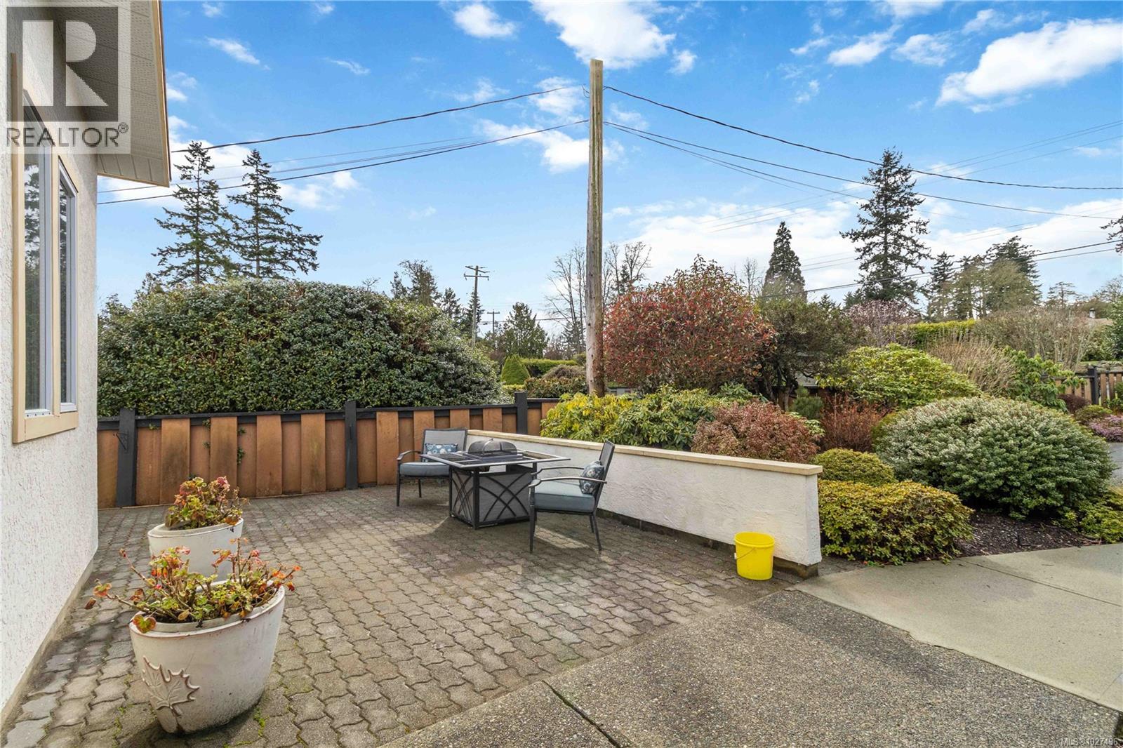  8503 Lochside Drive, North Saanich