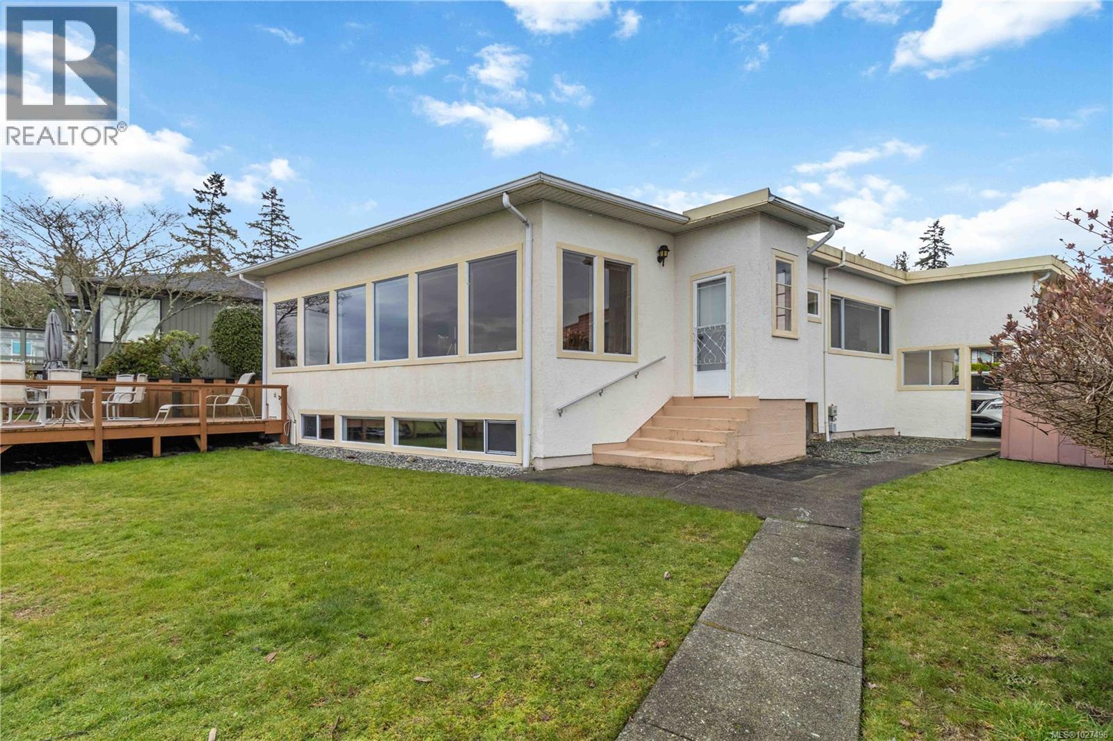  8503 Lochside Drive, North Saanich