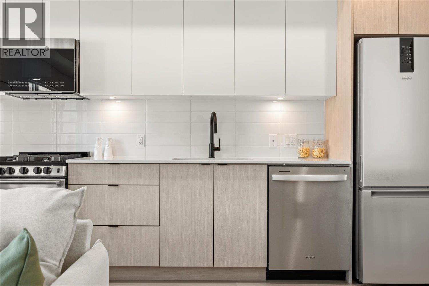 204 2277 HAWTHORNE AVENUE, Port Coquitlam