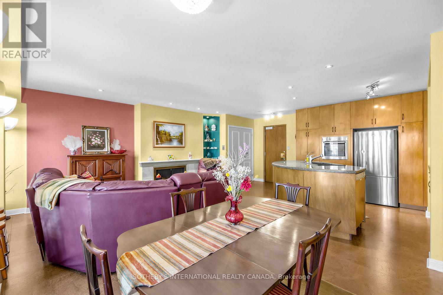 #202 8 HAWTHORN AVENUE - 12