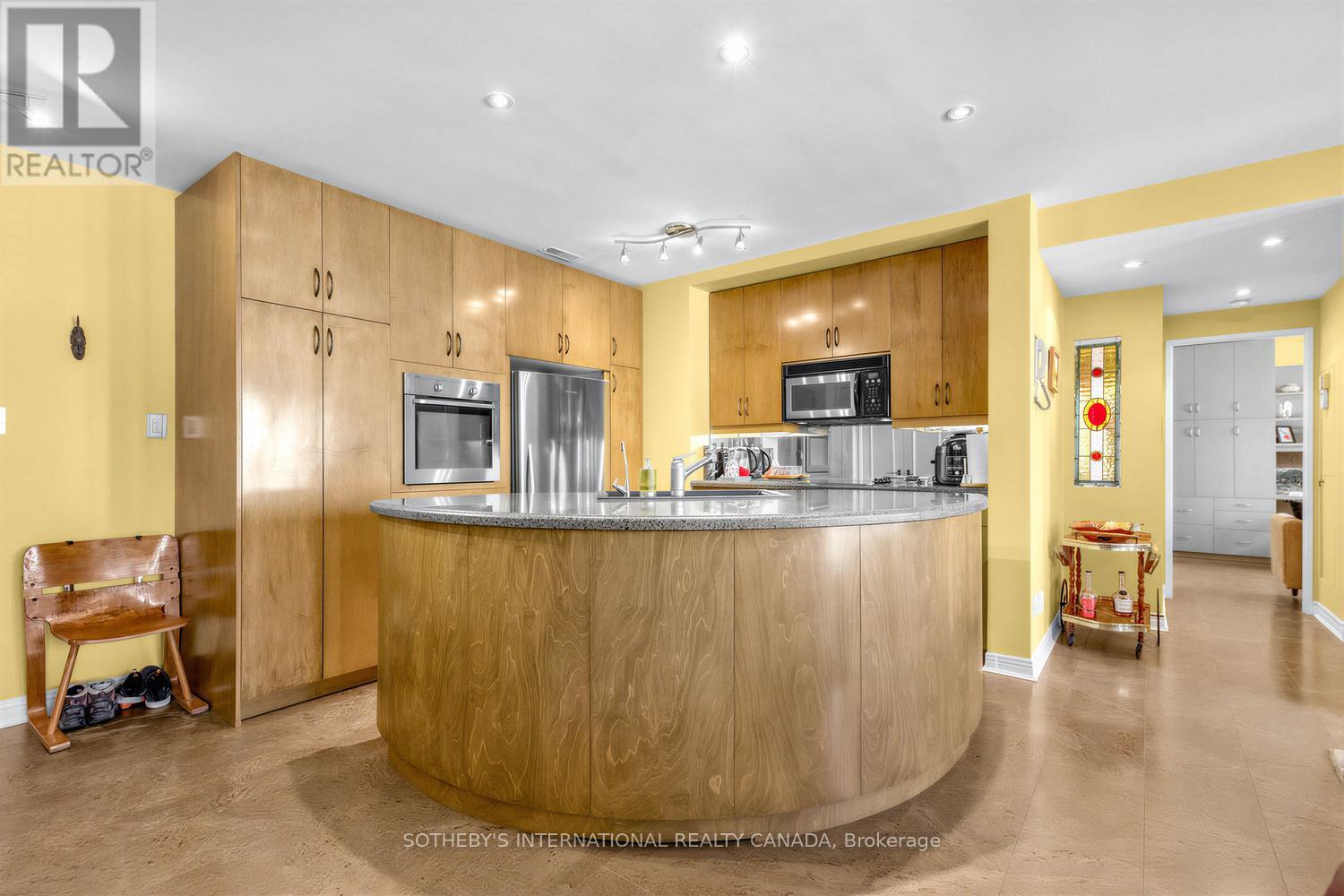 #202 8 HAWTHORN AVENUE - 13