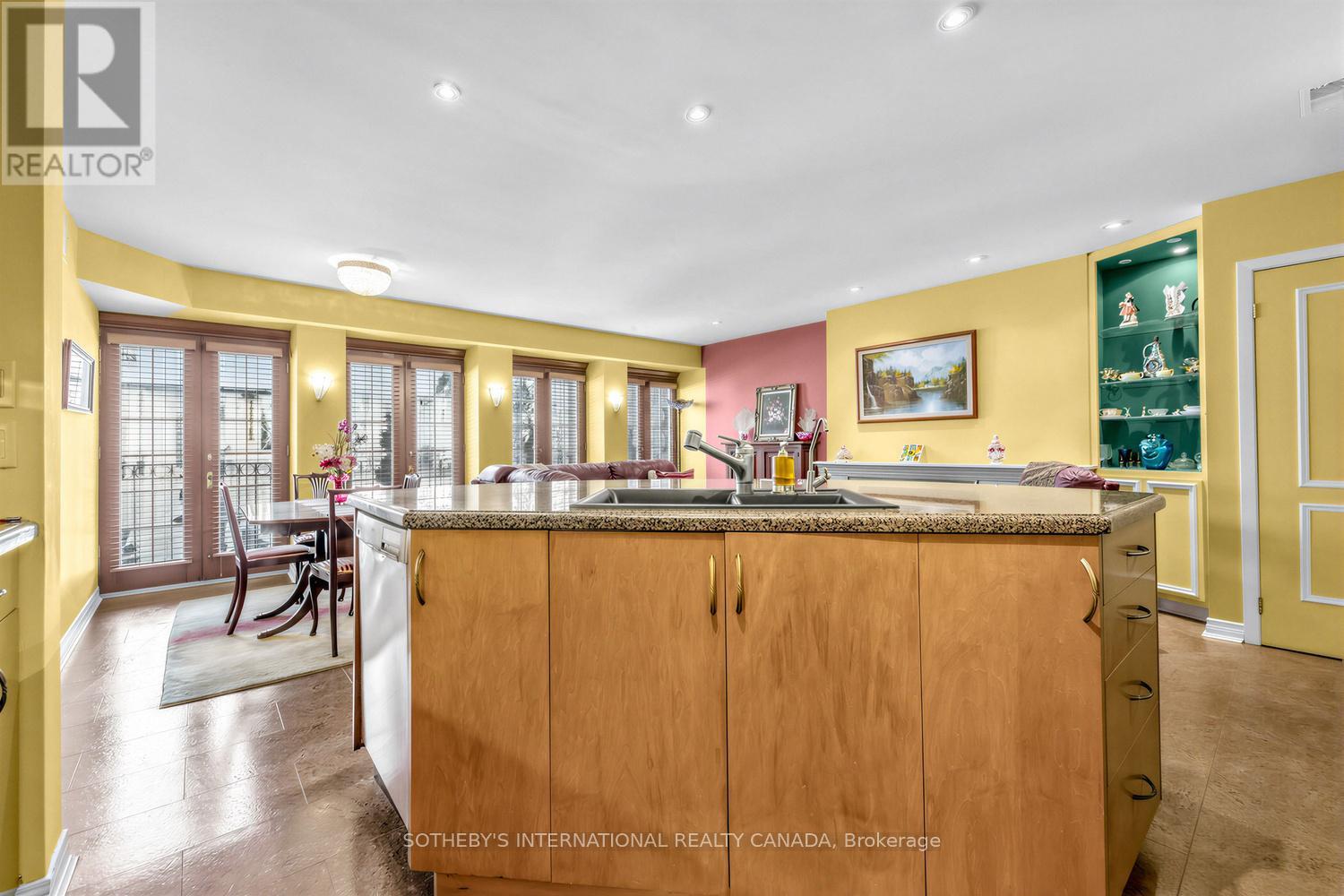 #202 8 HAWTHORN AVENUE - 14