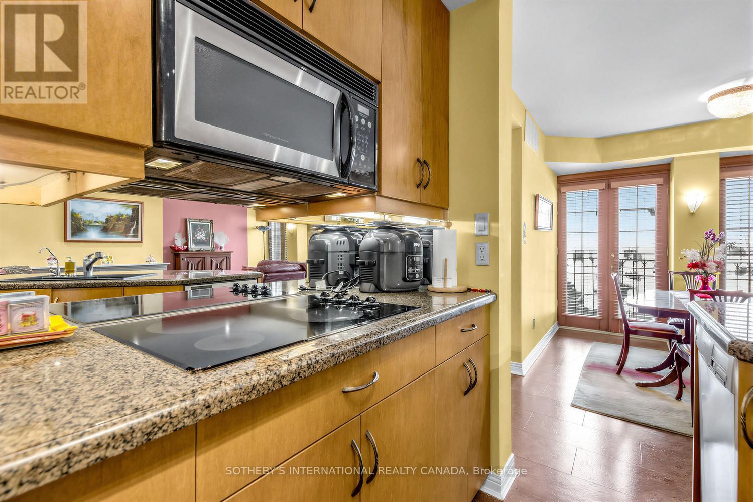 #202 8 HAWTHORN AVENUE - 15