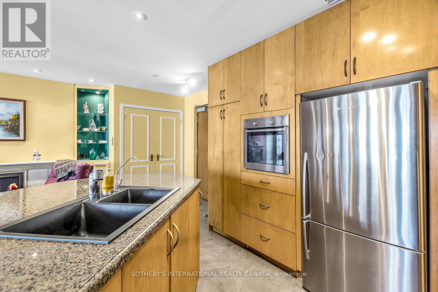 #202 8 HAWTHORN AVENUE - 17