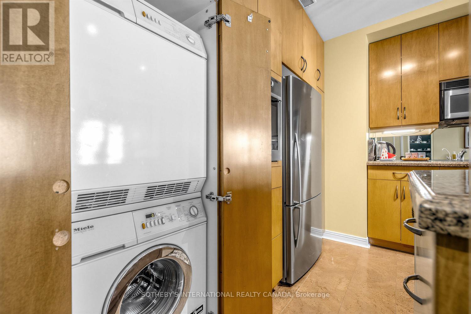 #202 8 HAWTHORN AVENUE - 18