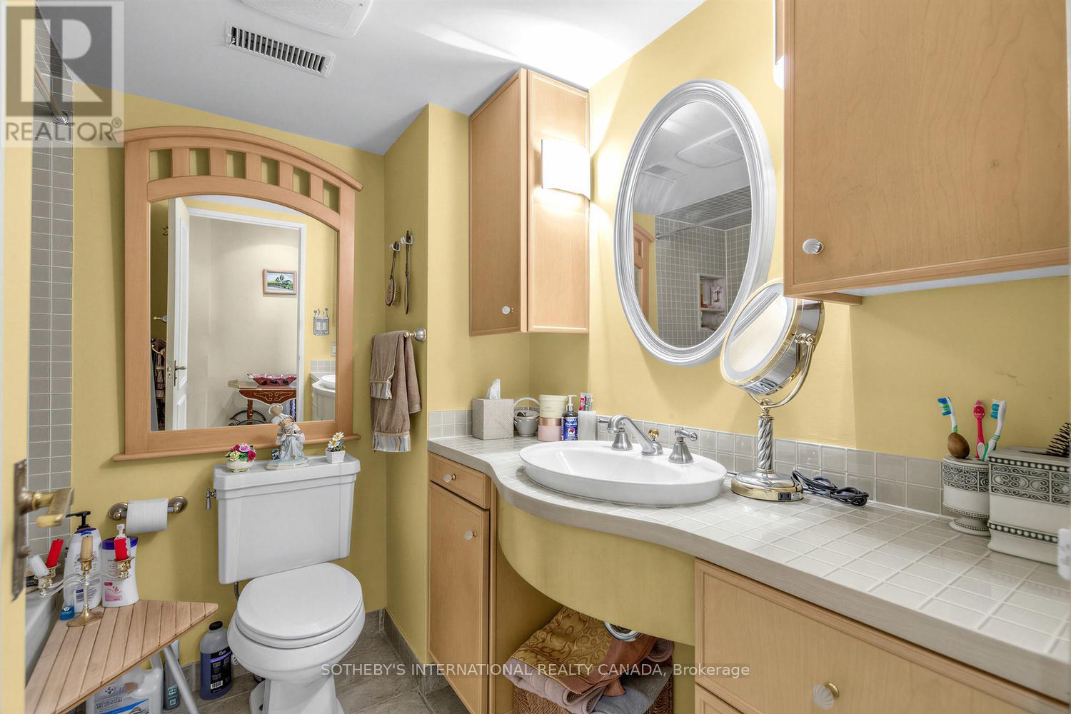 #202 8 HAWTHORN AVENUE - 19