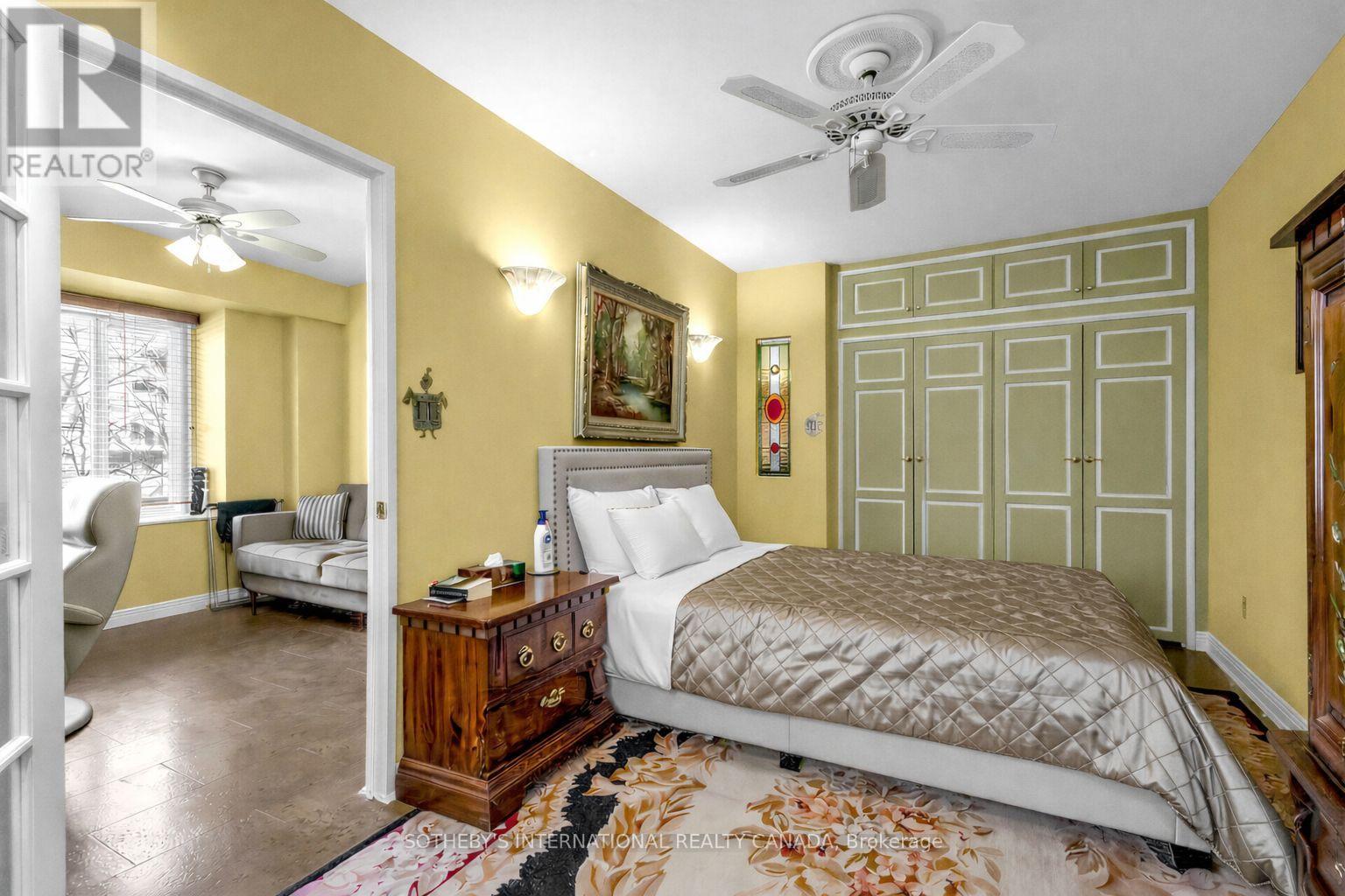 #202 8 HAWTHORN AVENUE - 21