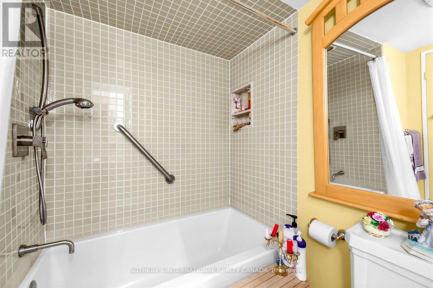 #202 8 HAWTHORN AVENUE - 22