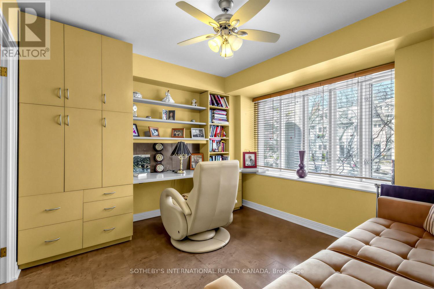 #202 8 HAWTHORN AVENUE - 24