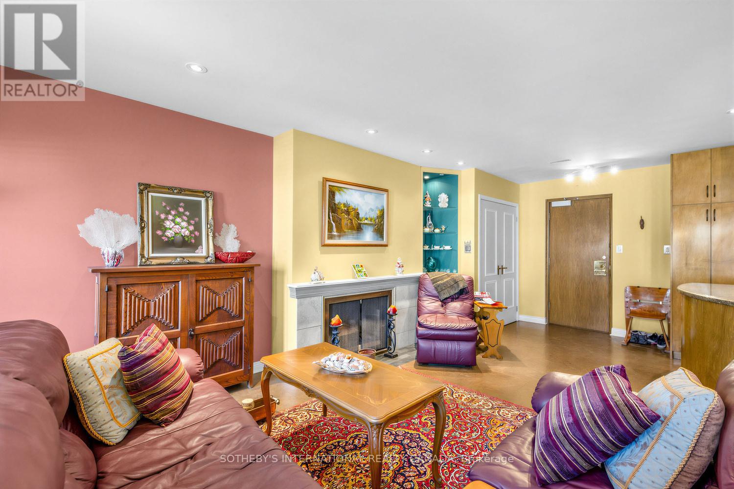 #202 8 HAWTHORN AVENUE - 3