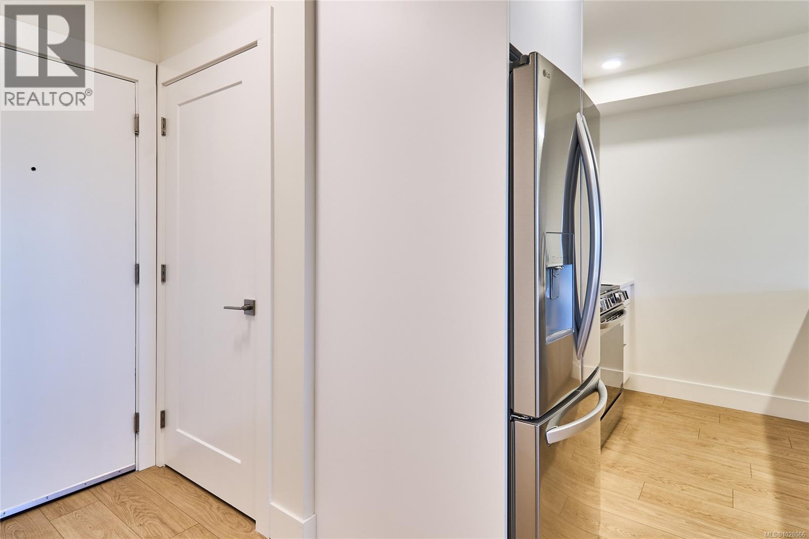 #105 45 HALIBURTON ST - 27