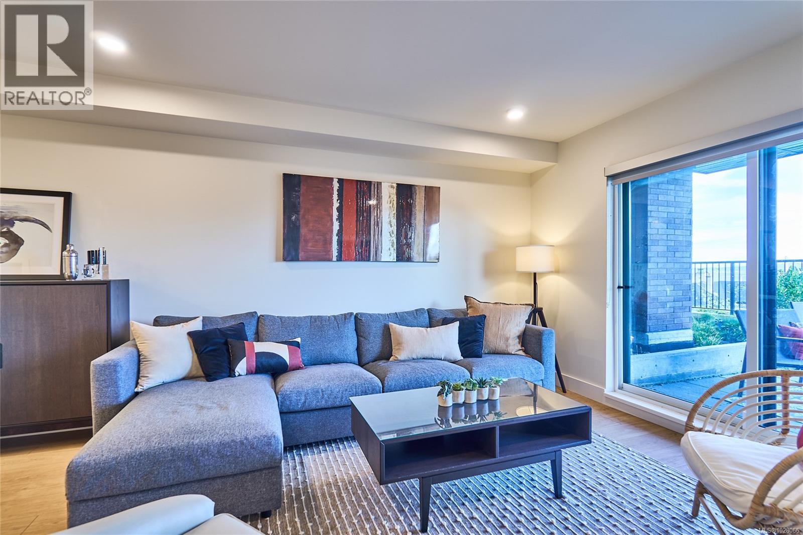 #105 45 HALIBURTON ST - 33