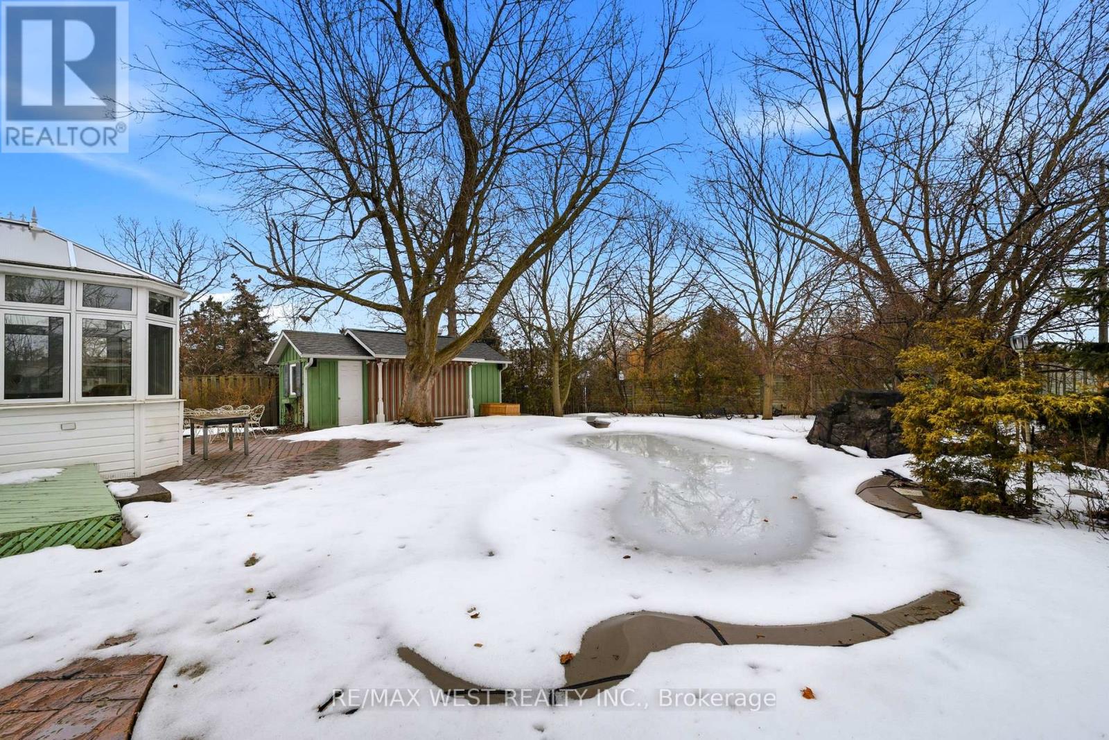 690 ROBERTSON CRESCENT - 20