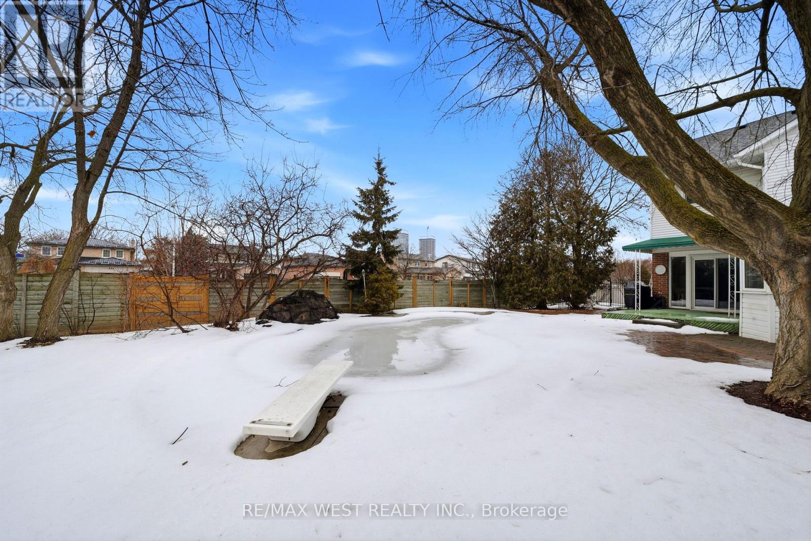 690 ROBERTSON CRESCENT - 21