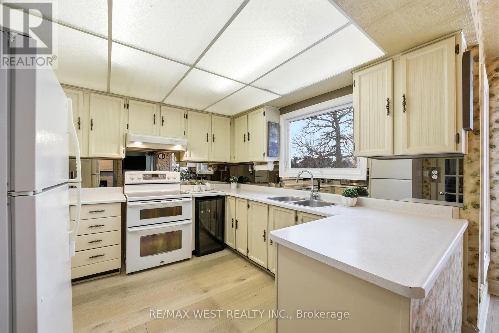 690 ROBERTSON CRESCENT - 5