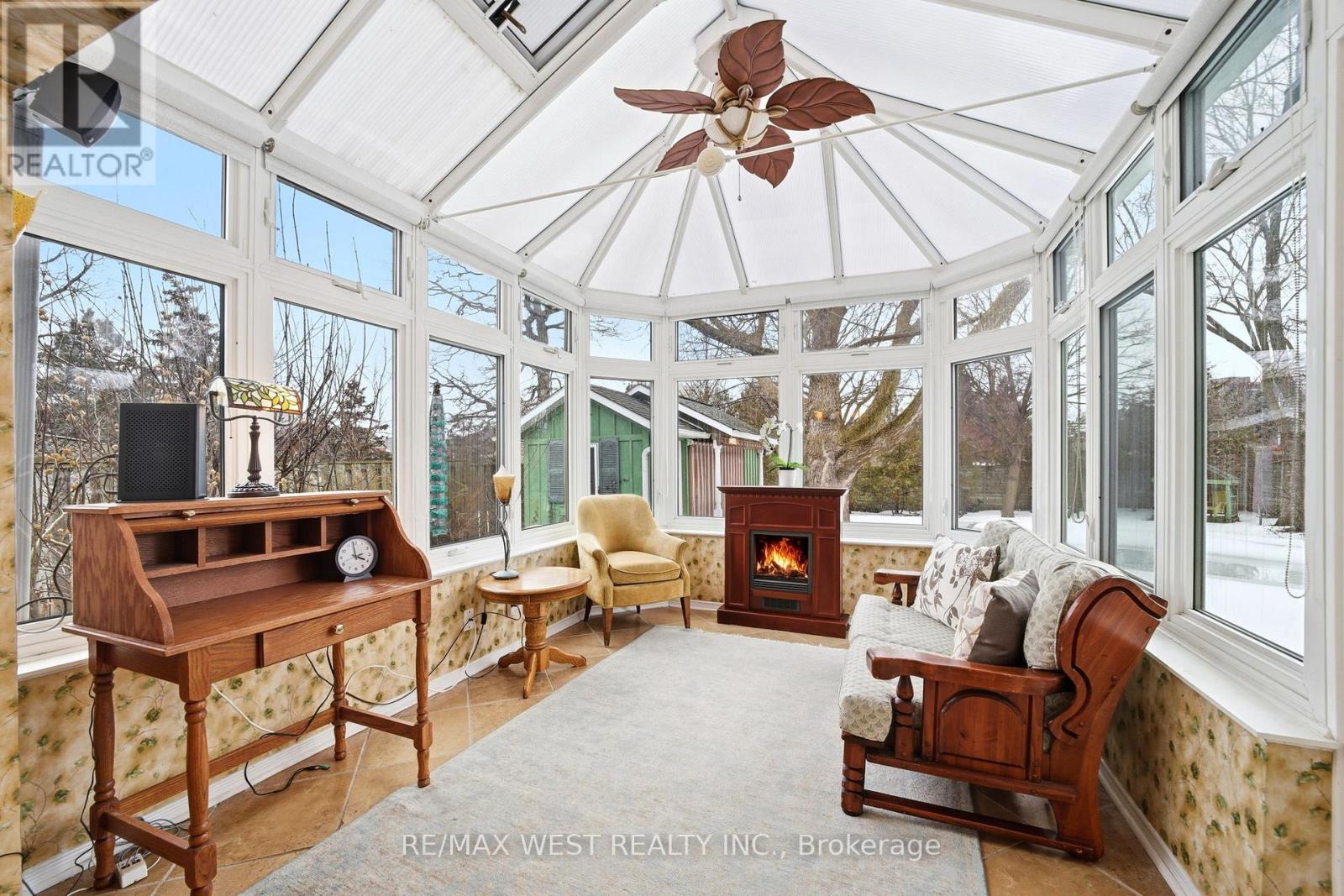690 ROBERTSON CRESCENT - 8