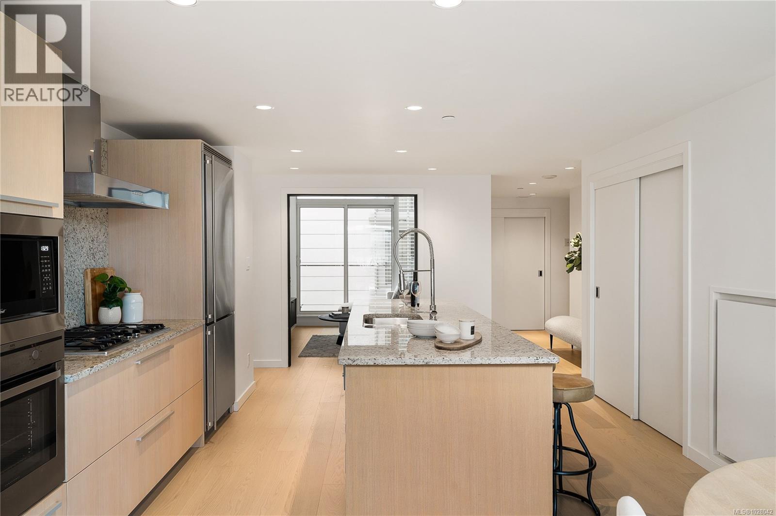 607 708 Burdett Avenue, Victoria