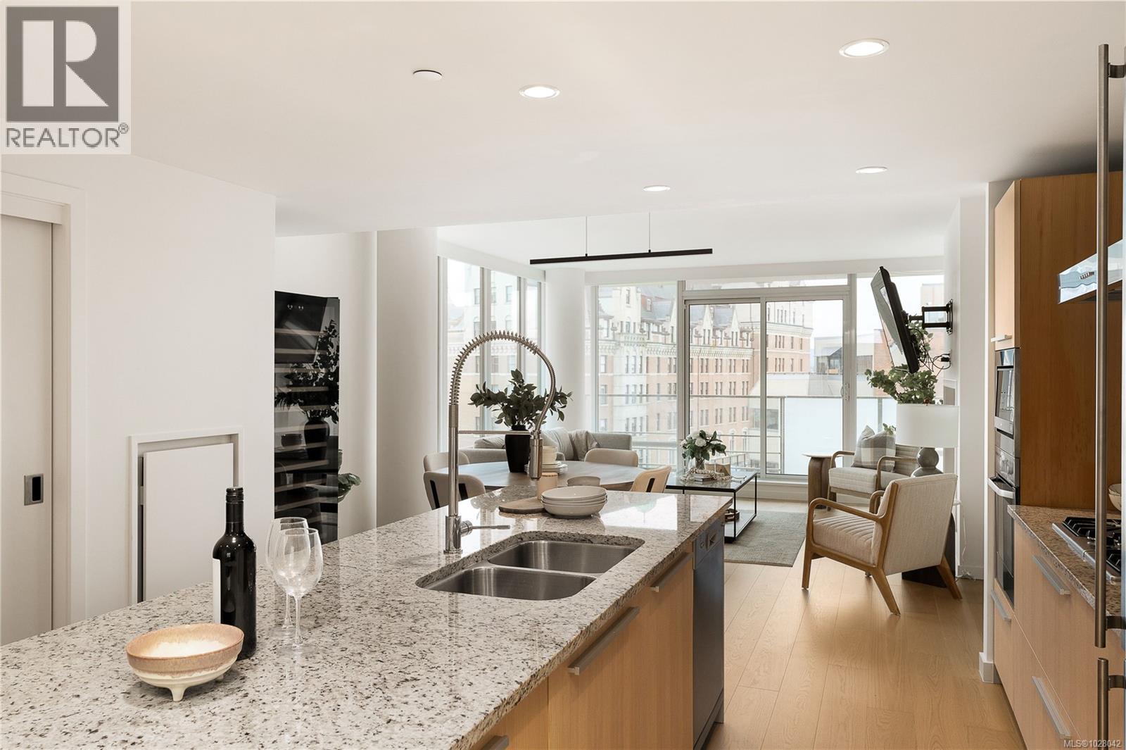 607 708 Burdett Avenue, Victoria