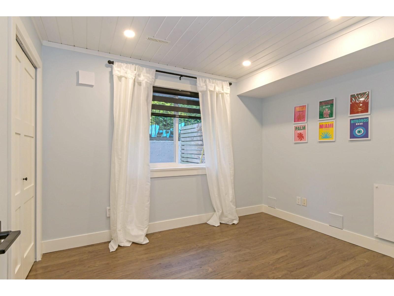 15587 SEMIAHMOO AVENUE, White Rock