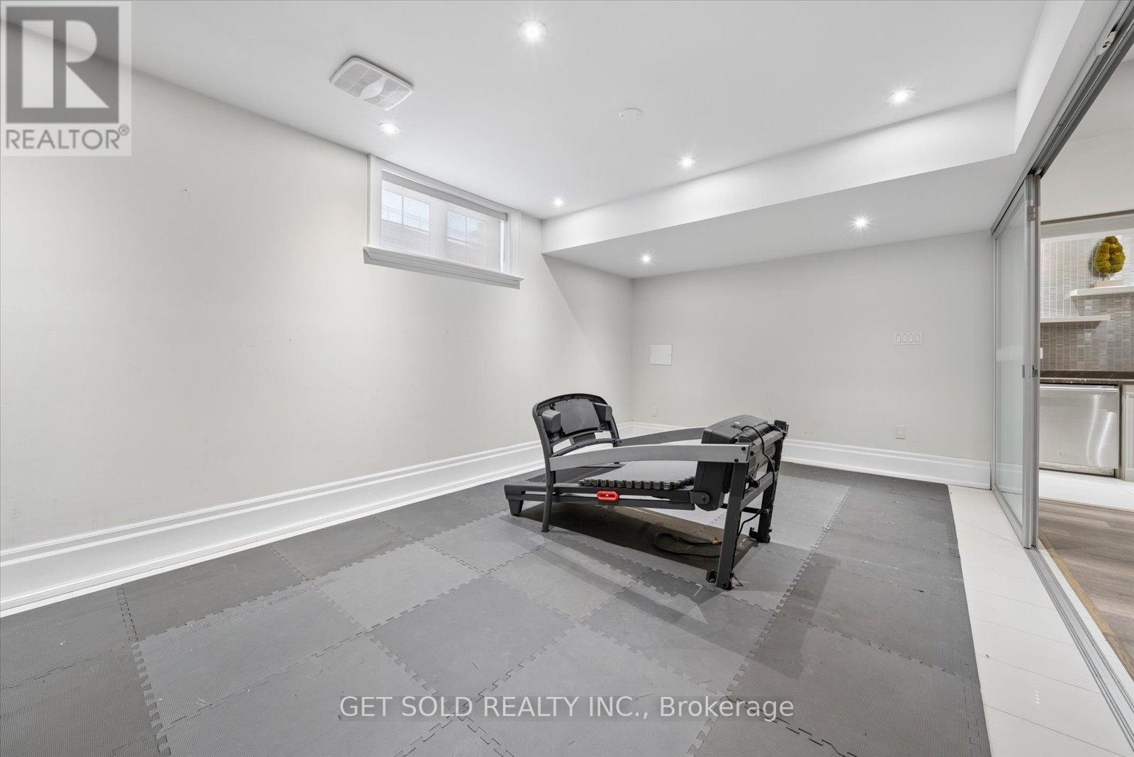 8 THORNHILL AVENUE - 40