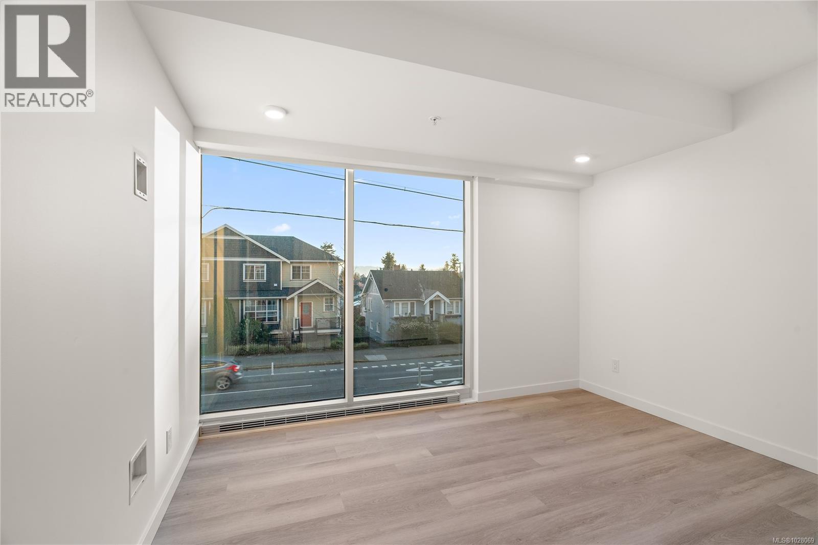 TH4 1102 Esquimalt Road, Esquimalt