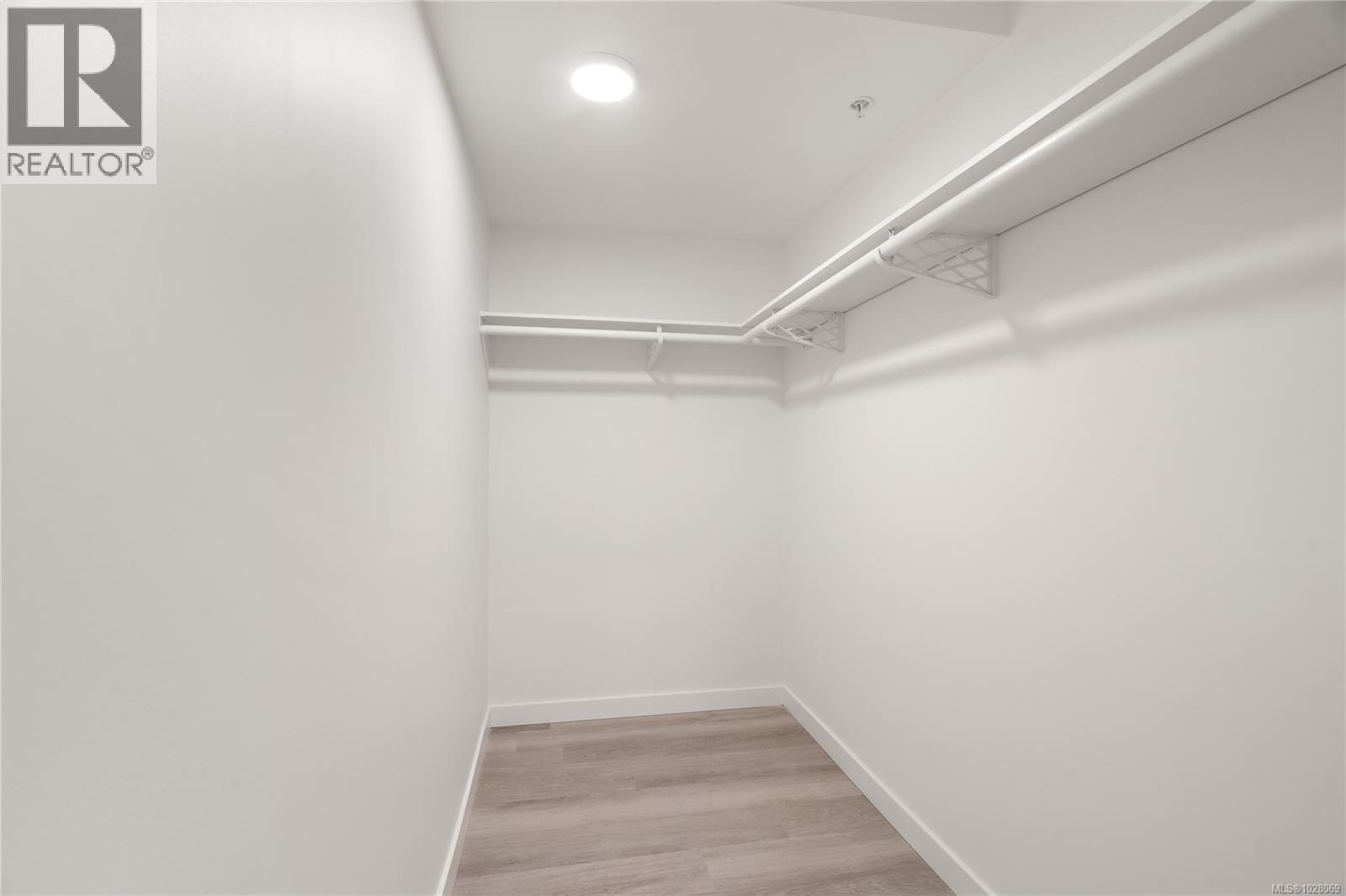 TH4 1102 Esquimalt Road, Esquimalt