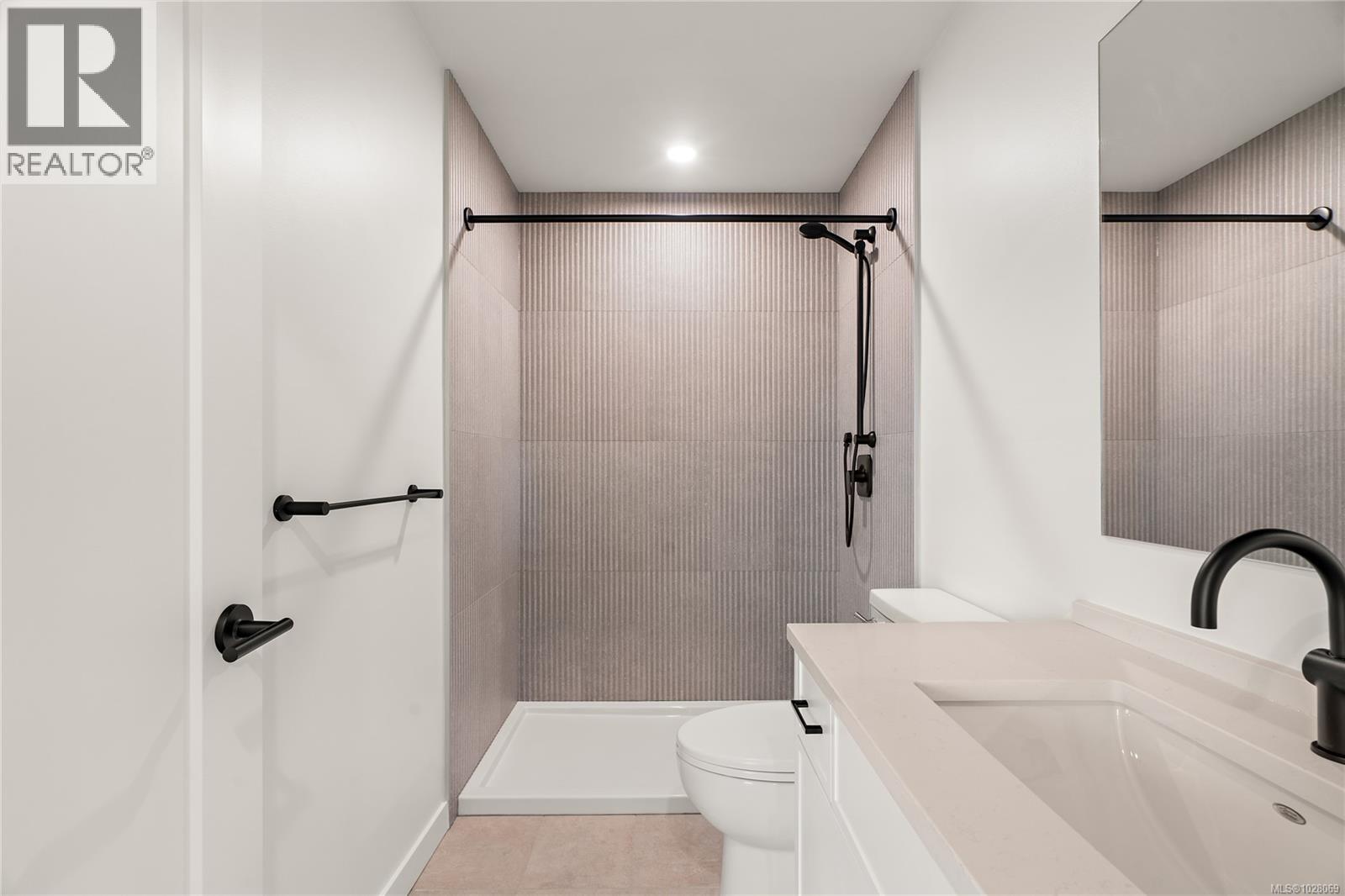 TH4 1102 Esquimalt Road, Esquimalt