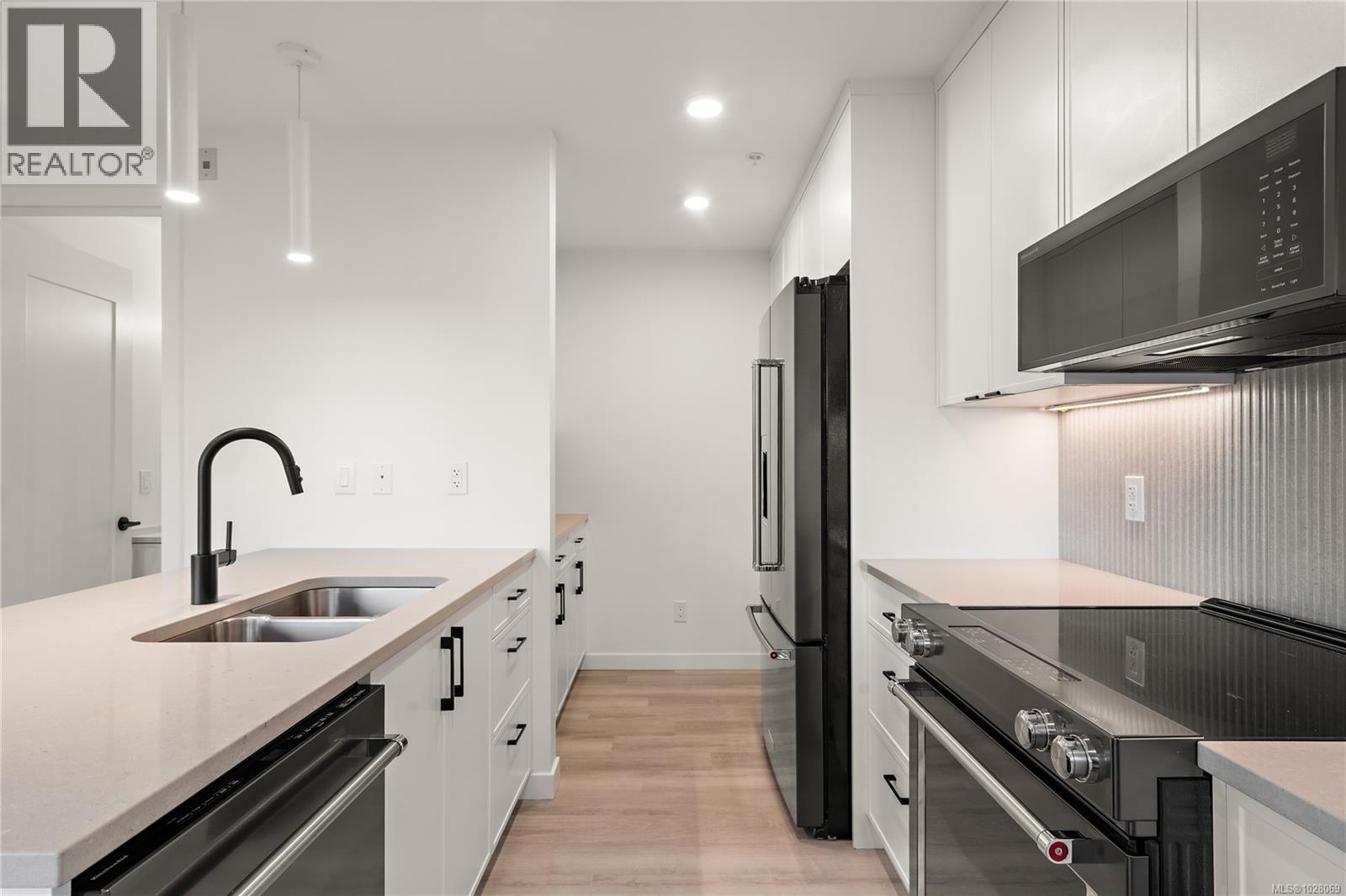 TH4 1102 Esquimalt Road, Esquimalt