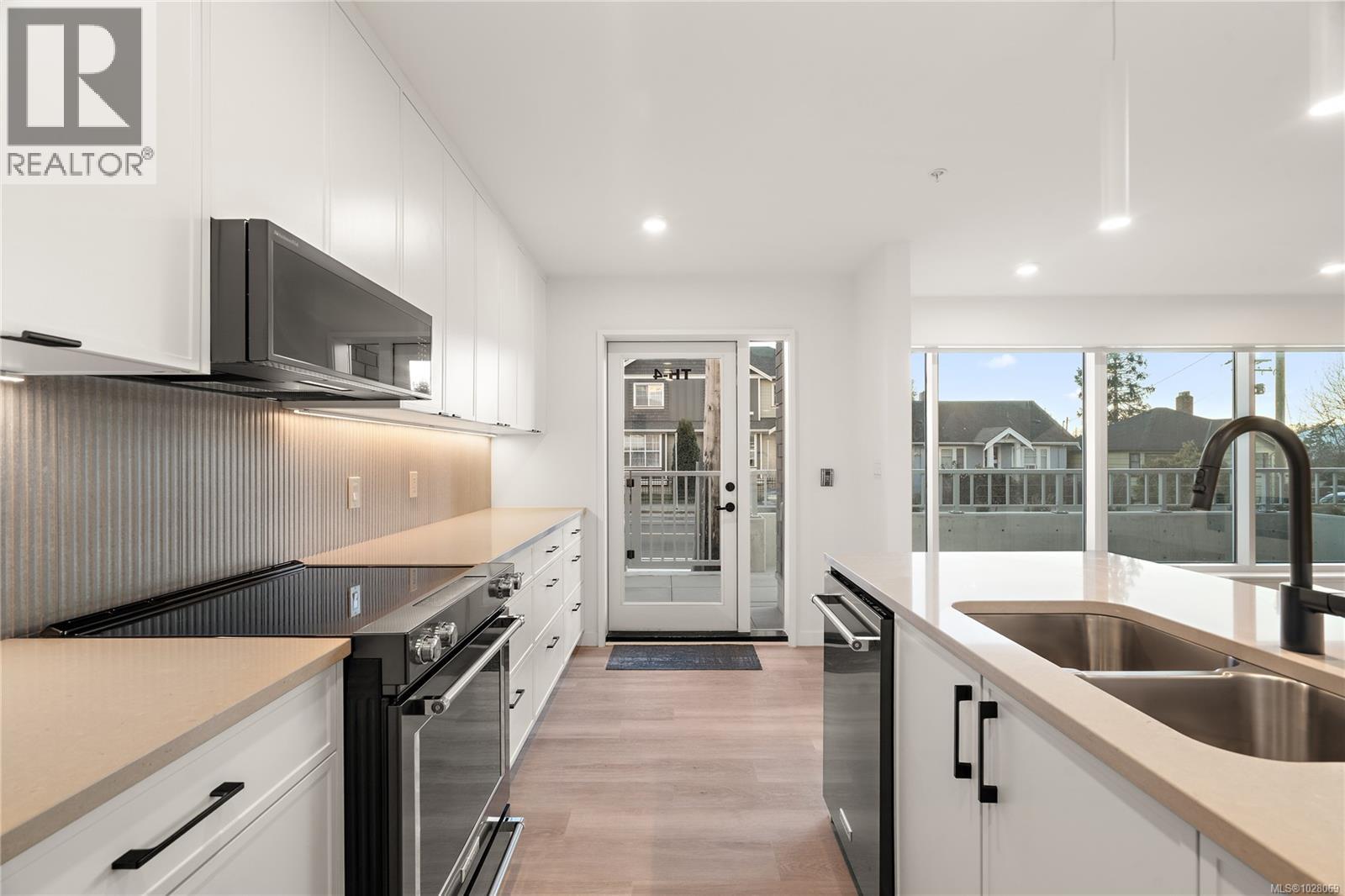 TH4 1102 Esquimalt Road, Esquimalt