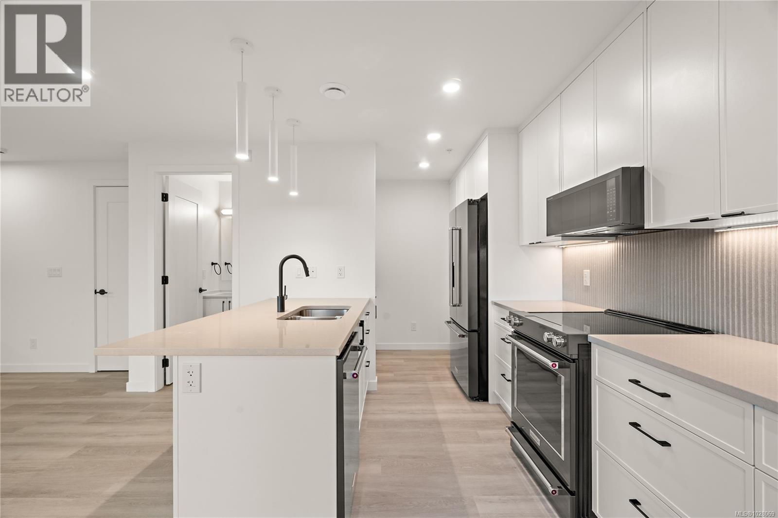 TH4 1102 Esquimalt Road, Esquimalt