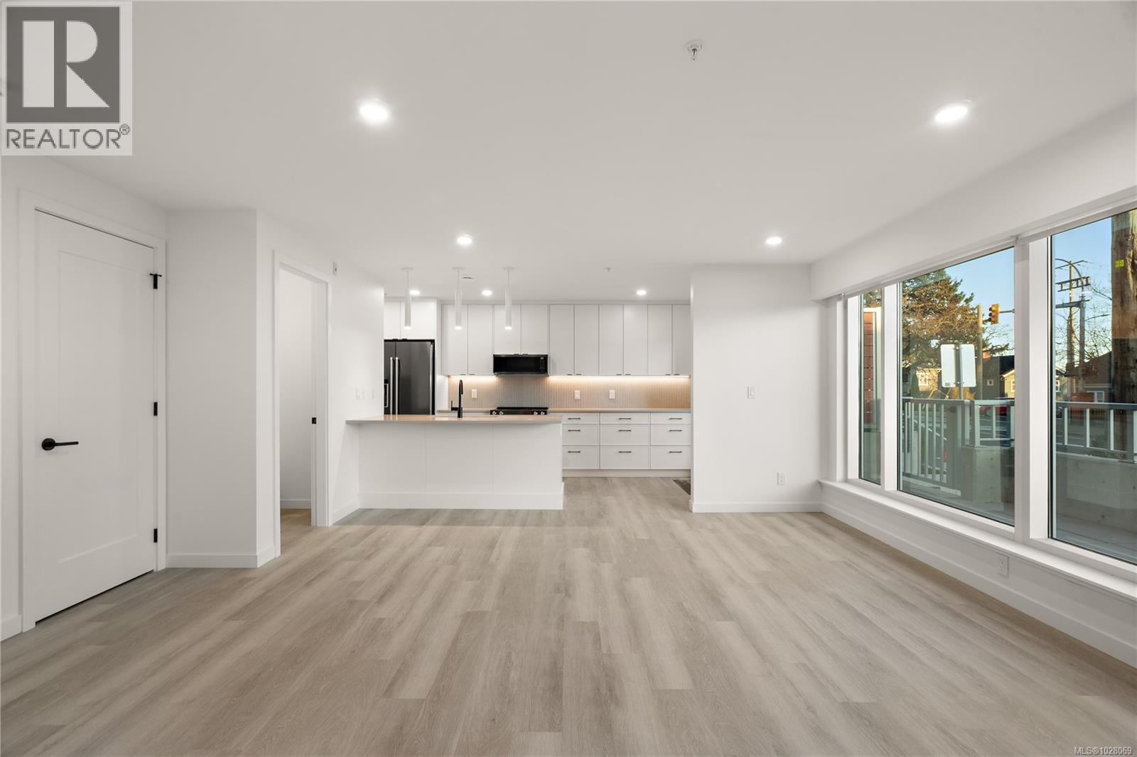 TH4 1102 Esquimalt Road, Esquimalt