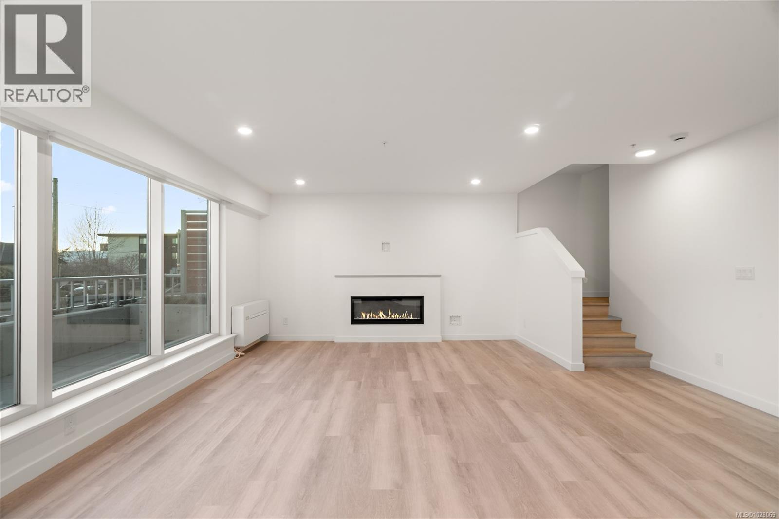 TH4 1102 Esquimalt Road, Esquimalt