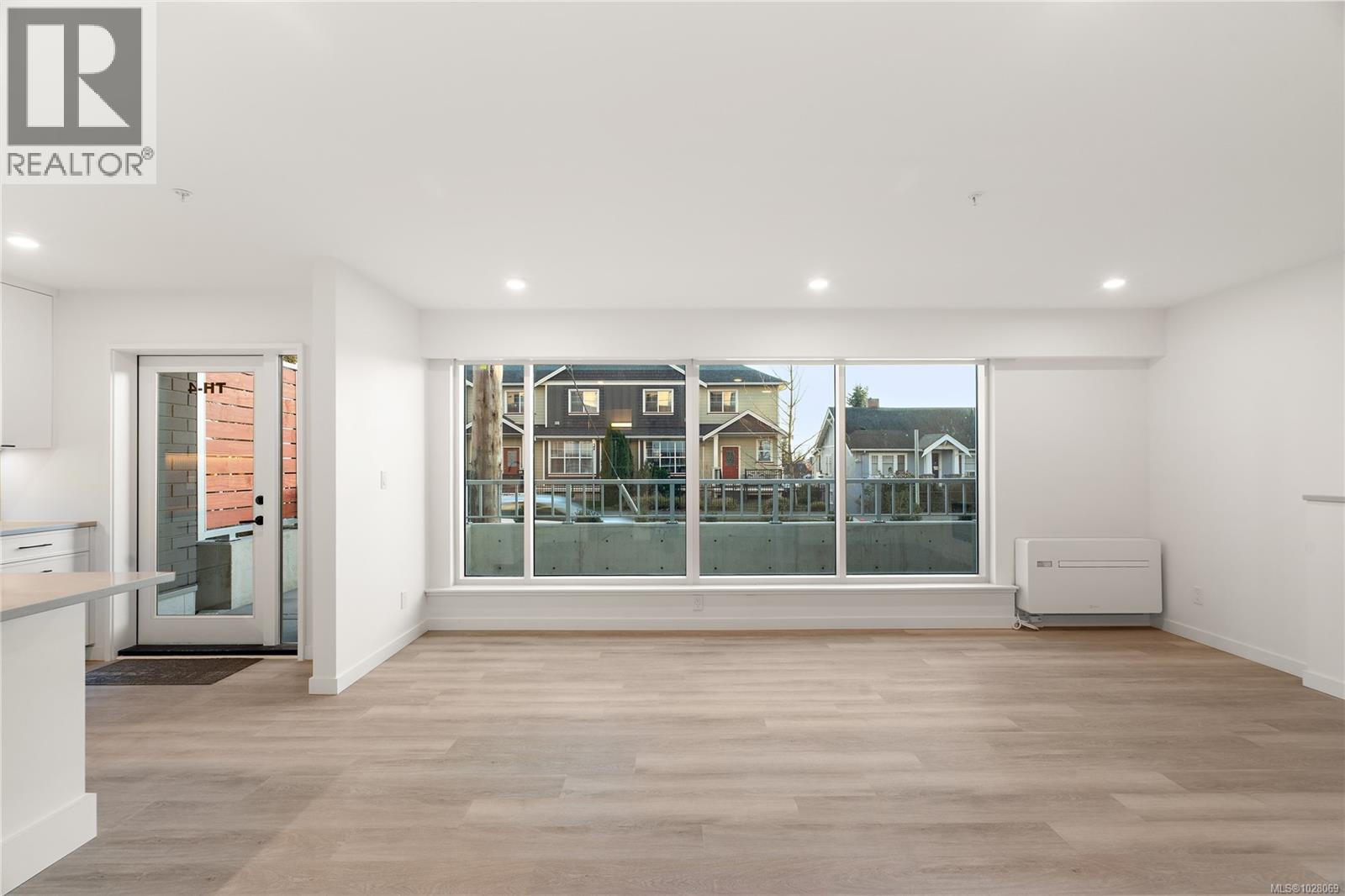 TH4 1102 Esquimalt Road, Esquimalt