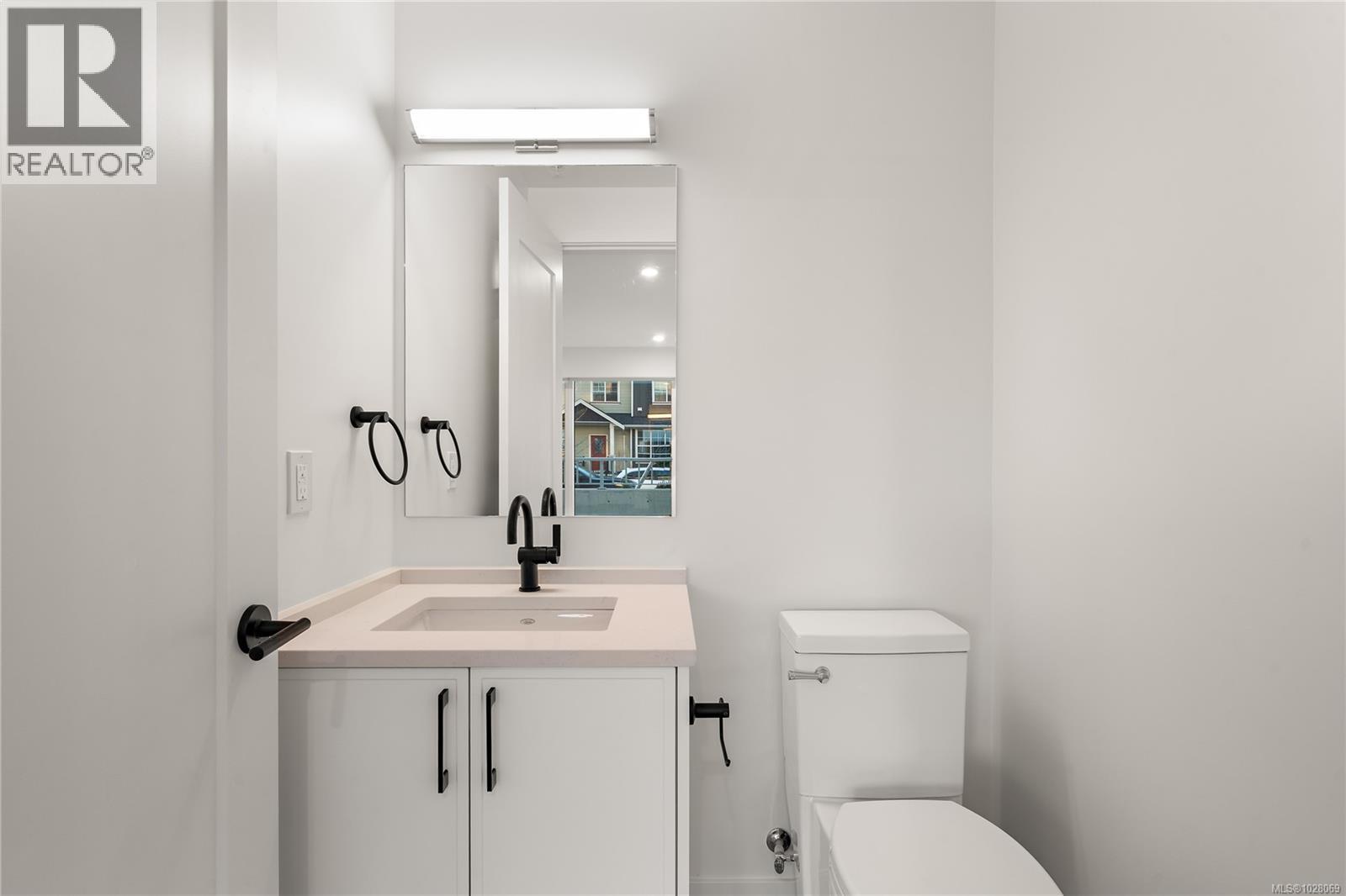 TH4 1102 Esquimalt Road, Esquimalt