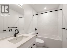 Ensuite - Th4 1102 Esquimalt Rd, Esquimalt, BC V9A0L3 Photo 11