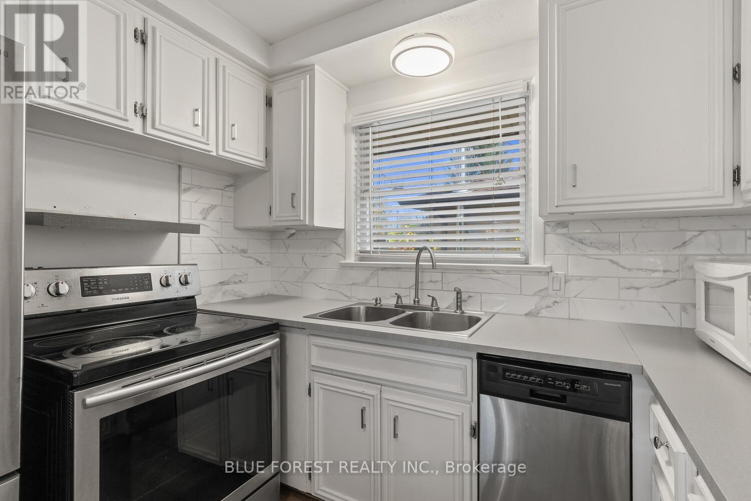 106 LAURENTIAN DRIVE N - 14