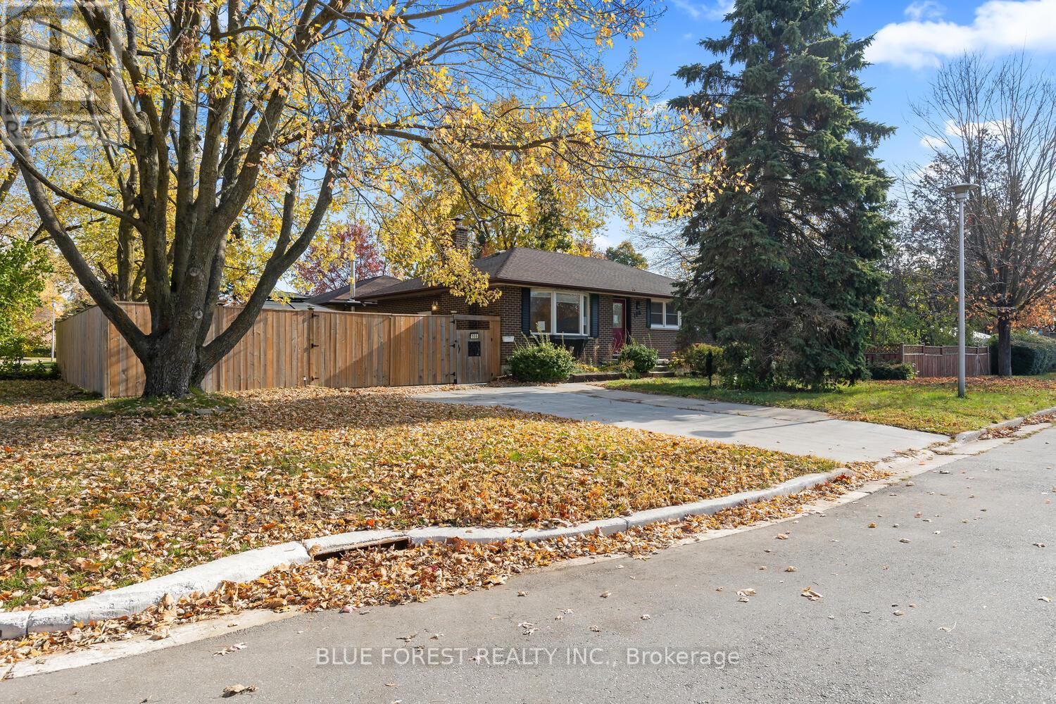 106 LAURENTIAN DRIVE N - 3