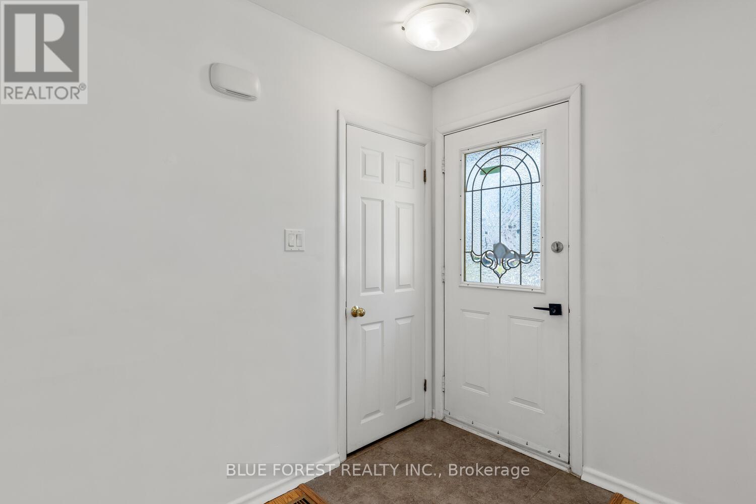 106 LAURENTIAN DRIVE N - 6