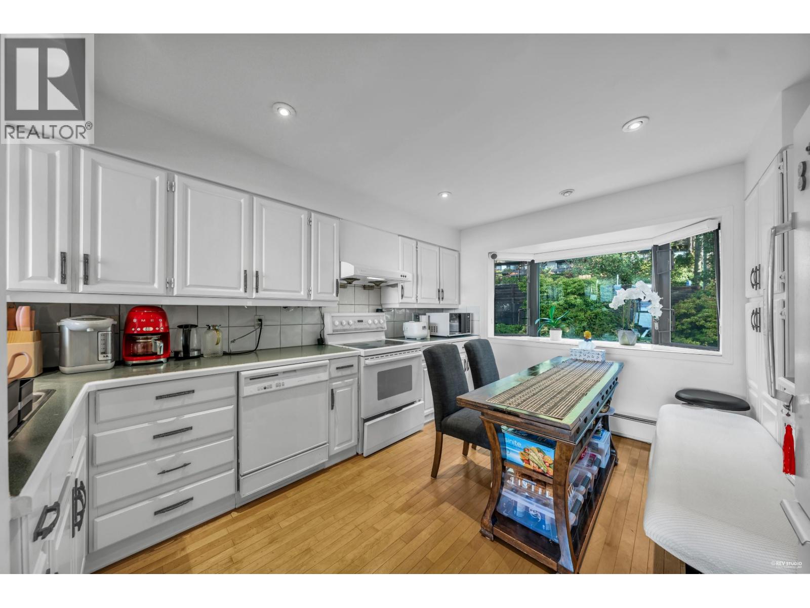 432 CROSSCREEK ROAD, Lions Bay