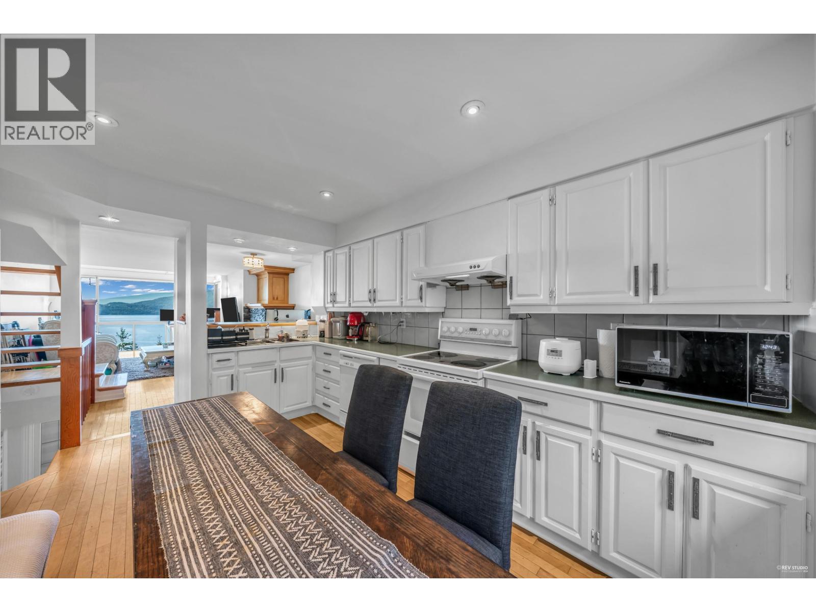 432 CROSSCREEK ROAD, Lions Bay