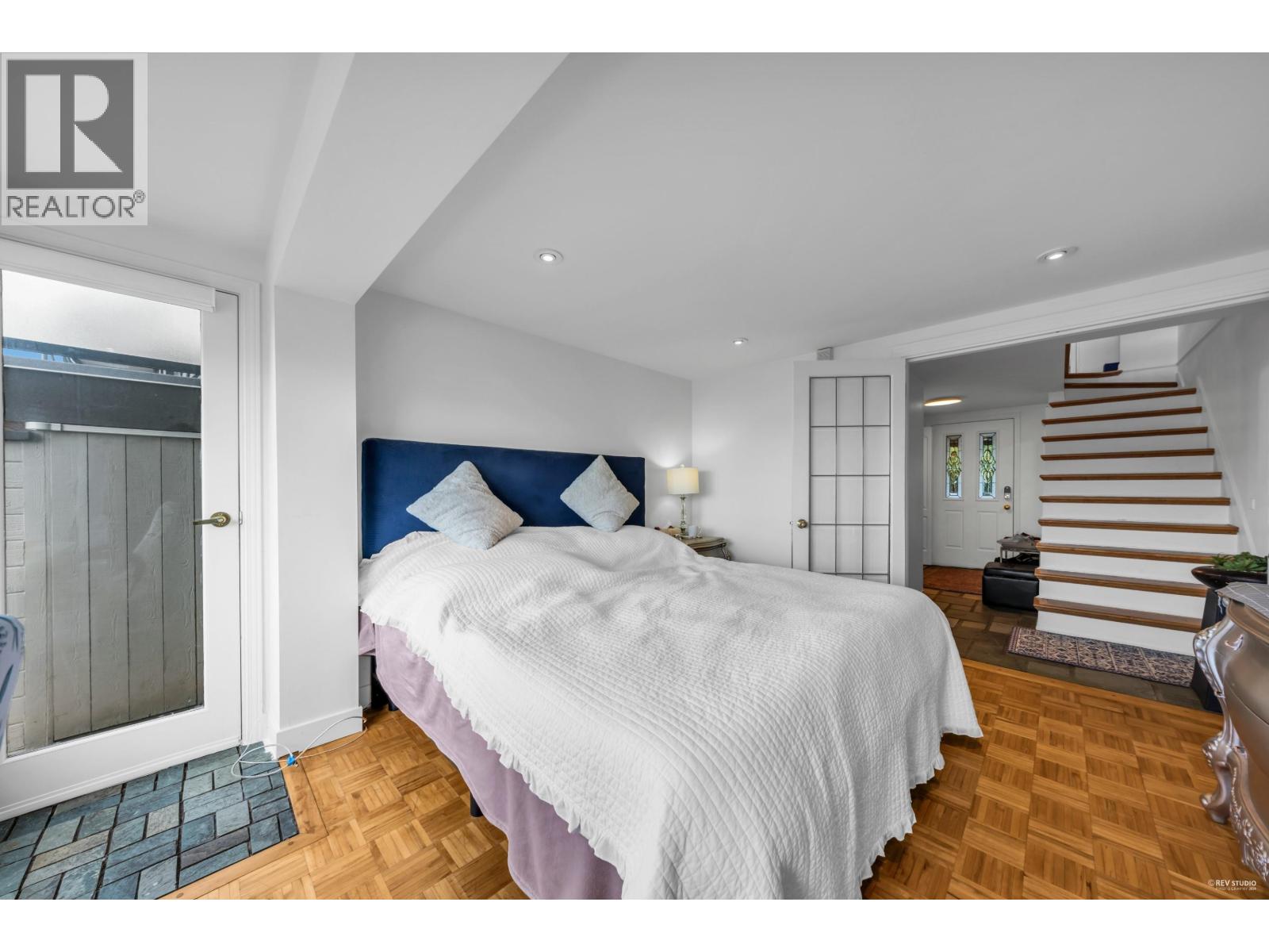 432 CROSSCREEK ROAD, Lions Bay